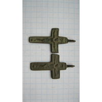 Два однотипных католических крестика. Бронза, литье.