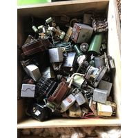 Коробка с мелочевкой и разными деталями