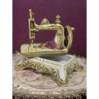 Шкатулка в виде старинной швейной машинки, Европа, много лотов с рубля