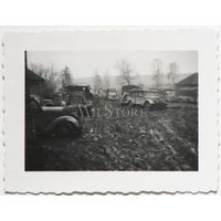 Немецкий автотранспорт на деревенской улице. Восточный фронт, СССР.