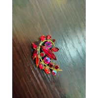 Винтажная брошь в виде цветочной ветки , украшена красными кристаллами и камнями с эффектом Aurora Borealis (северное сияние ) в хорошем состоянии без потерь камешков и с защелкой рабочей .