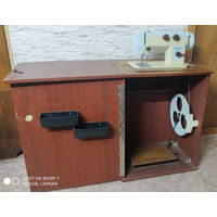 Швейная машина эпохи СССР ЧАЙКА-143 со столом, рабочая