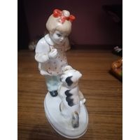 Фарфоровая статуэтка