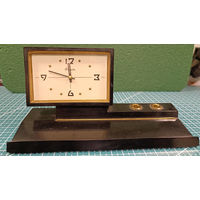 Настольные часы "Агат" в карболите . 100 %  рабочие !