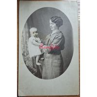 1910-е Открыточный формат Мама с ребенком студийное фото типажи прошлого ретро