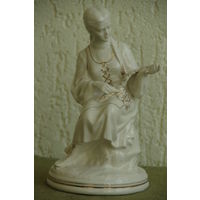 Статуэтка фарфоровая   "  Девушка с венком "  МФФЗ   50- е    целая