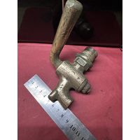 Старинный бочковой кран.