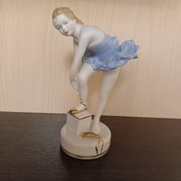 Статуэтка Балерина,одевающая пуанты