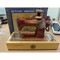 Детская швейная машинка. Дерево, металл. Коробка. СССР. Знак качества. Состояние!