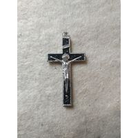 Большой нательный католический крест.