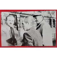 Фото посещения Евг.Евтушенко г.Минска. Конец 1980-х. Пл.Якуба Коласа. 15х24 см.