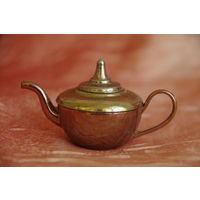 Чайник ( миниатюра )  (  высота 3,5 см , ширина 7 см )