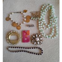 Лот бижутерии: броши, бусы, браслет.