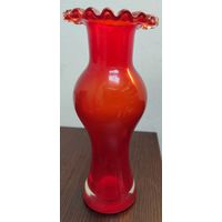 Винтажная ваза из рубинового стекла . размеры высота 235мм ширина 91 мм