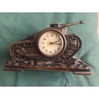 Настольные часы  статуэтка-танк периода ПМВ , Германия.