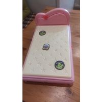 Кроватка для кукол пластик, размер 21 на 33 см, высота изголовья 16 см. Очень классная кроватка. Целая.