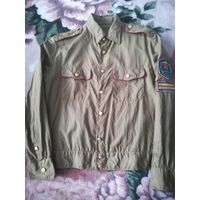 Дембельская рубашка с гербовыми пуговицами.