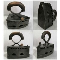 Массивный чугунный утюг с  горбатой ручкой.