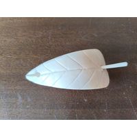 Слоновая кость, заколка для волос -- листик.