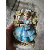 Фарфоровая статуэтка ГДР,девочка в саду(есть дефекты двух лепестков)с рубля