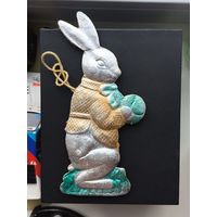 Ёлочная игрушка заяц с мячом,картонаж