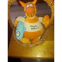 Игрушка мягкая  в корзине .