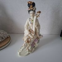 Крупная фарфоровая фигура - Гейша. Красивая работа. Без утрат.