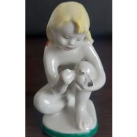 Фарфоровая статуэтка. Юный скульптор ЛФЗ ( Девочка с голубем ) Из серии  -  Счастливое детство