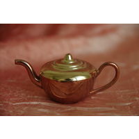 Чайник  ( миниатюра )    ( высота 3 см , длинна 7 см )