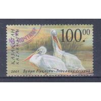 [1759] Казахстан 2001. Фауна.Птицы.Белый пеликан. Концовка серии.Гашеная марка. Кат.гаш.3 е.