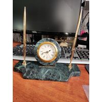 Новый настольный письменный прибор с часами (кварц).