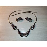 Комплект-колье и клипы с множеством вставок.