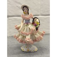 Статуэтка Дама с цветами. Кружевной фарфор. Распродажа коллекции!!!