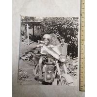 Фотография. История СССР в лицах. Юный мотоциклист на мотоцикле ВОСХОД.