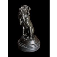 Бронзовая статуэтка "Собака с уткой". Бронза, мраморное основание.