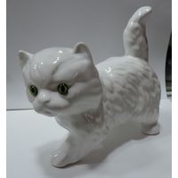 Статуэтка фарфоровая "Котик" 80-е годы Европа. Высота 17 см. Длина 19 см.