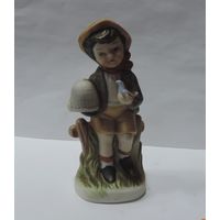 Статуэтка фарфоровая "Мальчик с птичкой и клеткой" 70- годы Европа. Высота 13.5 см.