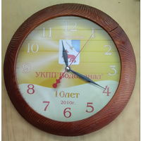 Часы настенные рабочие.