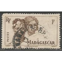 Французский Мадагаскар. Семейная пара Сакалаве. 1946г. Mi#393.