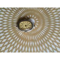 Часы наручные с браслетом ЛУЧ , 15 камней, тикают. Состояние на скане.