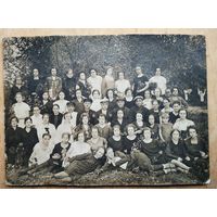 Групповое фото сотрудников какого-то учреждения или делегатов. 1920-30-е. 17х23 см. На картоне.