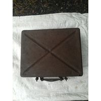 Металлический, военный ящик.