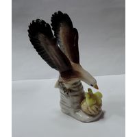 Статуэтка фарфоровая "Птица с птенцами" 70-е годы Европа. Высота 10.5 см.