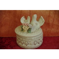 Шкатулка фарфоровая (  высота 8 см , диаметр 8 см )  целая