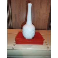 Фарфоровая, рельефная вазочка "Птицы", "KAISER", высота 19 см., без сколов и трещин.