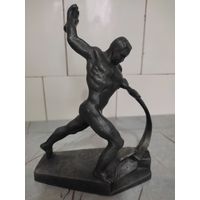 Статуэтка "Перекуем свои мечи на орало" СССР