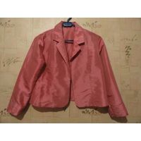 Розовый перламутровый жакет на рост 140 см. Очень красиво смотрится на фигуре, красивое кружево на воротнике и рукавах. Длина 44 см, ПОгруди 43 см (меряла по спинке), длина рукава 48 см. Отличное сост