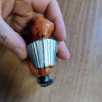 Елочная игрушка. Мишка с гармошкой