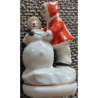 Девочка лепит снеговика.