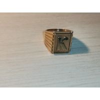 Металлический перстень с буквой "К".